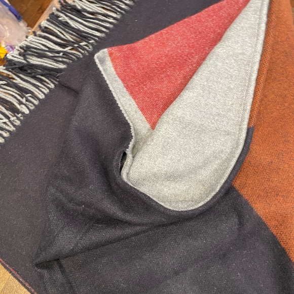 Uniqlo poncho - Picture 3 of 5